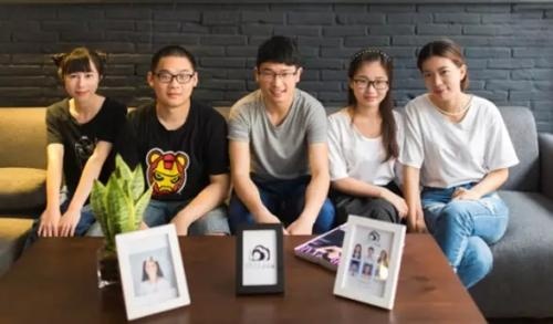 “最美證件照”照相館溫州分店的團隊。魏旭明(左二)現就讀于溫州科技職業學院數字媒體專業。