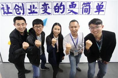 年輕的創客們在青島西海岸新區光谷OVU+創客工坊開啟創業之路。